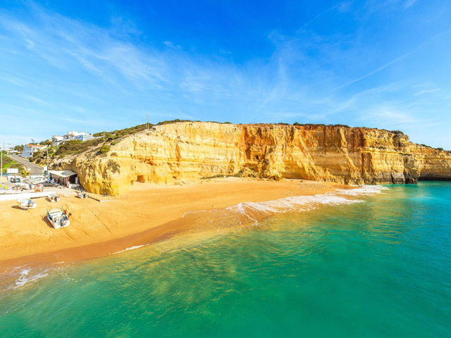Biển Praia de Benagil, Bồ Đào Nha: Mỗi chiều, du khách sẽ được chiêm ngưỡng khung cảnh thanh bình, tươi vui khi các ngư dân trở về sau chuyến ra khơi, đưa đồ đánh bắt được trong ngày lên bờ
